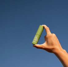 Load image into Gallery viewer, KakaduPlumLipBalm_SPF50_4
